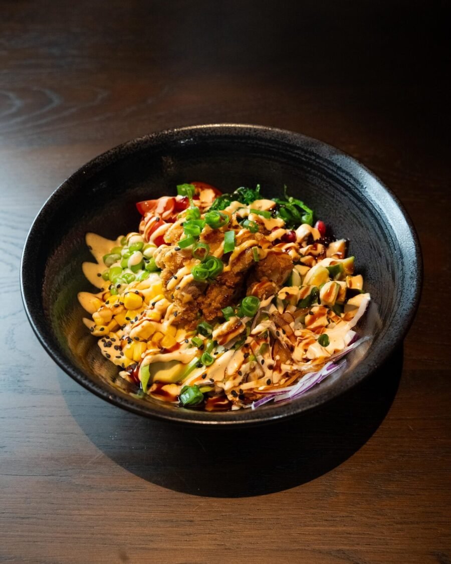 Pokebowl met dagverse vis, avocado en edamame bij Sage Enschede