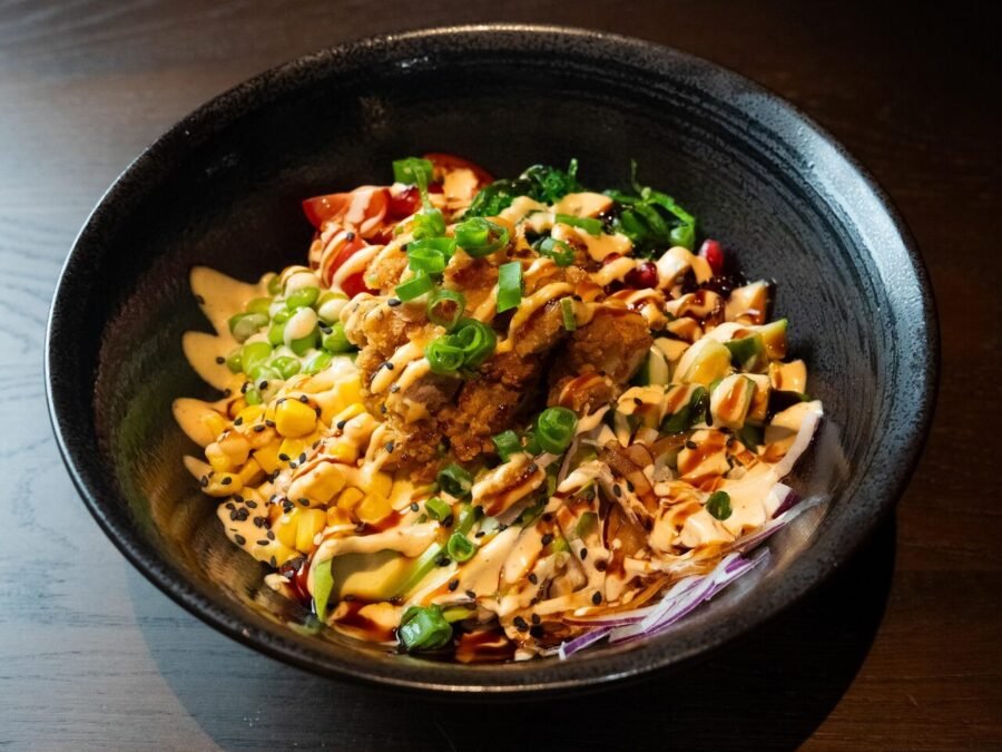 Pokebowl met dagverse vis, avocado en edamame bij Sage Enschede
