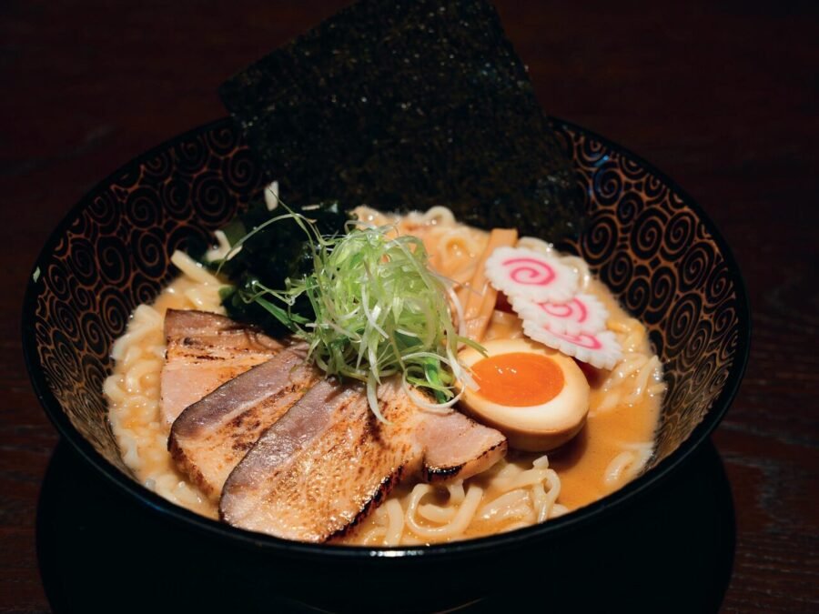 Romige tonkotsu ramen met varkensbuik en ei bij Sage Enschede