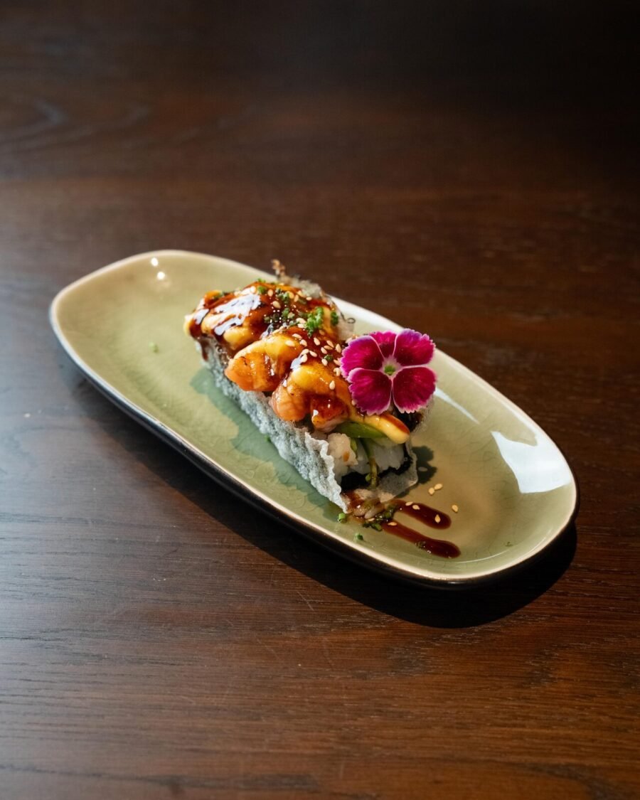Crispy rice sushi-taco met garnaal en eetbare bloem bij Sage Enschede