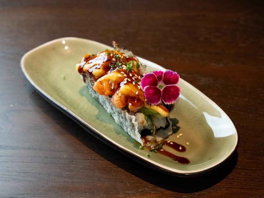 Crispy rice sushi-taco met garnaal en eetbare bloem bij Sage Enschede