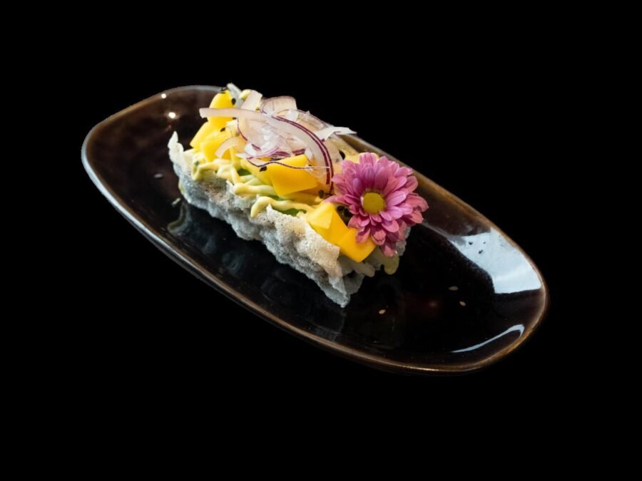 Sushi-taco met krokante rijstwafel en rauwe vis bij Sage Enschede