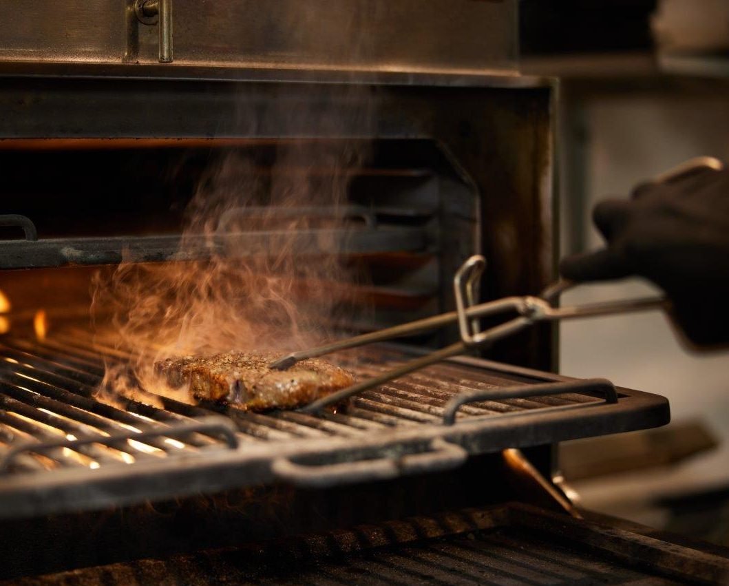 Vis en vlees op de robata-grill in de keuken van Sage Enschede